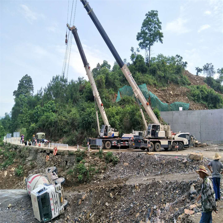 景县汽车掉沟里叫吊车救援要多少钱